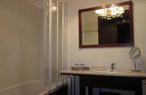 Vila Ruiva House | Discover CASA GRANDE DE JUNCAIS with Pool & Hot Tub