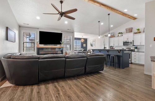 Caldwell House | Beautiful Casa Grande Retreat with Hot Tub & Pet-Friendly Stay