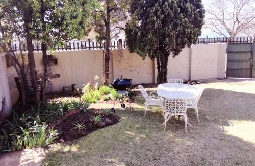 Ekurhuleni House | Casa Grazia: Comfortable Bedrooms Near JNB Airport