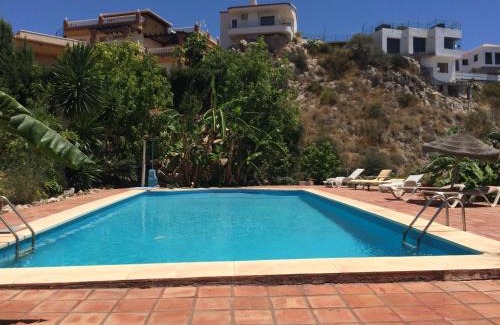 Salobrena Apartment | Cozy CASA-H: Ideal for Family Getaways with Pool Access