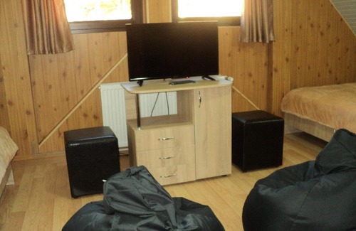 Predeal House | Cozy Casa Haiducilor: Family-Friendly with Breakfast Included