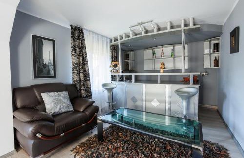 Gura Teghii House | Family-Friendly Casa Haiducului Gheorghelas with Hot Tub