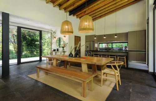Valle de Bravo Villa | Casa Helechos, Arquitectura Única con Vistas al Bosque