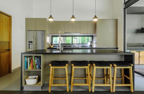 Valle de Bravo Villa | Casa Helechos, Arquitectura Única con Vistas al Bosque