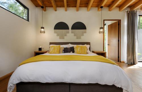 Valle de Bravo Villa | Casa Helechos, Arquitectura Única con Vistas al Bosque