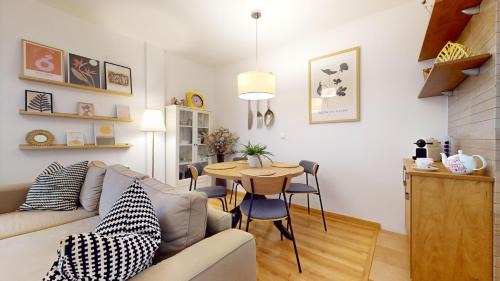 San Andres-San Pablo Apartment | Discover La Perla del Casco Antiguo: Family-Friendly Stay