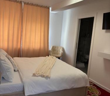 Firiza House | Discover CASA HOBAN: Family-Friendly with Hot Tub & Kitchen