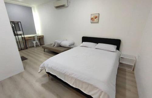 Miri House | CASA Homestay: Family-Friendly Stay with Kitchen Amenities