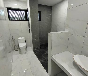 Miri House | CASA Homestay: Family-Friendly Stay with Kitchen Amenities