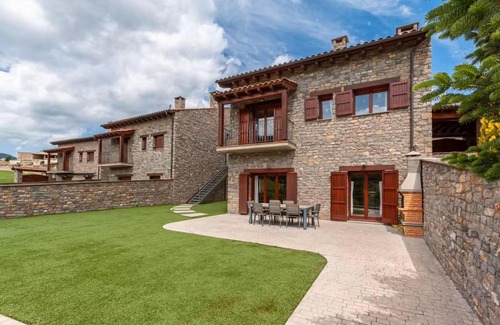 Montella House | Discover Montella I: Family-Friendly Getaway with Top Ratings