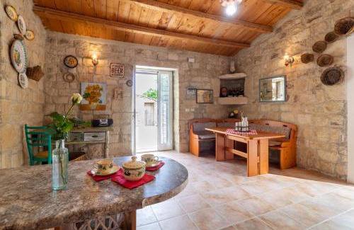 Campanella-Gianforma House | Casa Il Carrubbo: Pet-Friendly Retreat with 9.3/10 Rating