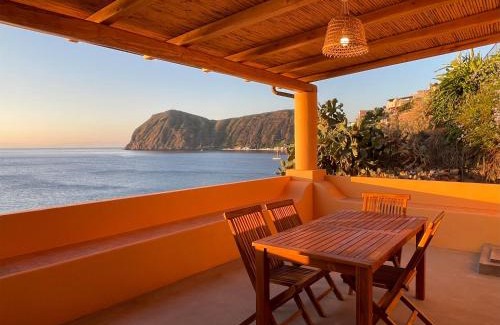 Lipari Villa | casa incastonata nel mare