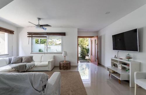 Niteroi House | Beautiful Casa with 4 Suites Near Itacoatiara Beach