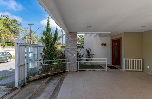 Niteroi House | Beautiful Casa with 4 Suites Near Itacoatiara Beach