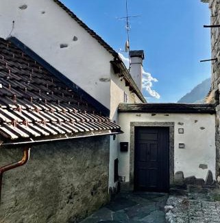 Re House | Cozy Casa with Fireplace and Loft, Rated 8.9/10