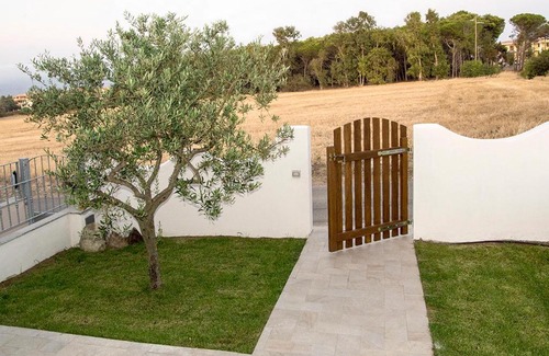 La Muddizza House | Idyllic Garden Retreat with Ocean View in Northern Sardinia