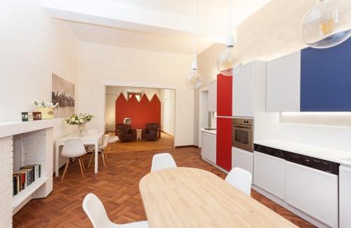 Old Town Apartment | Explore Casa Iolanda: Family-Friendly 4-Star Retreat