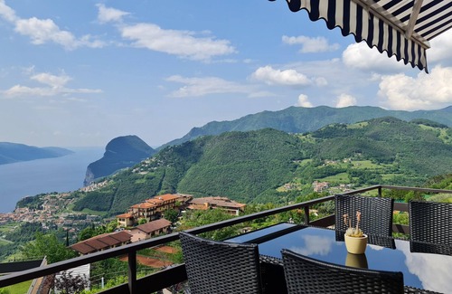 Campi Apartment | Scenic Lake View Apartment at Casa Irene le Balze