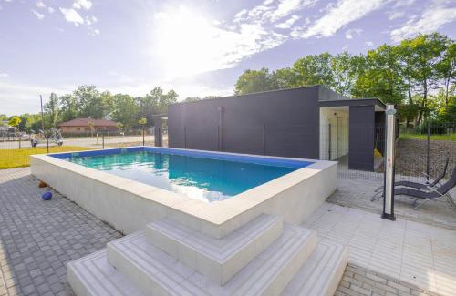 Balatonfoldvar Apartment | Explore Casa Iringo Apartman: Oceanfront Stay with Pool