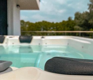 Balatonfoldvar Apartment | Explore Casa Iringo Apartman: Oceanfront Stay with Pool
