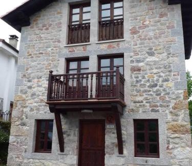 Narciandi House | Delightful Casa Iris: Family-Friendly with Breakfast Included