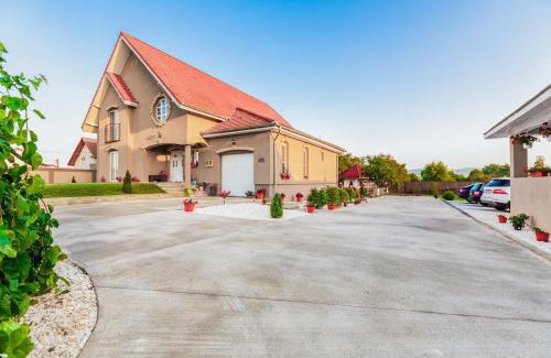 Hateg House | Budget-Friendly Casa Iulia: Guest Rated 9.8 with Family Amenities