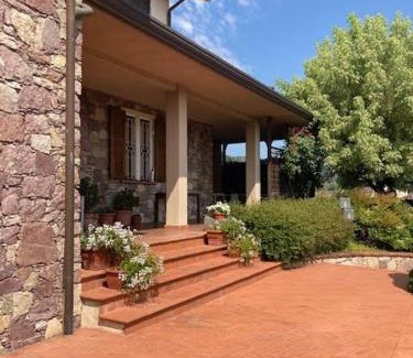 Borghetto di Vara Bed & Breakfast | Welcoming Casa Ivana: Family-Friendly with Breakfast & Hot Tub