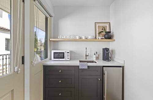 Laguna Apartment | Elegant Casa Jardin Unit 12 - Boutique Suite in Santa Barbara