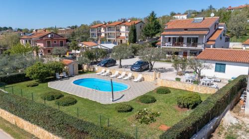 Brnobici Apartment | Inviting Casa Jelena: Family-Friendly Stay with Pool Access
