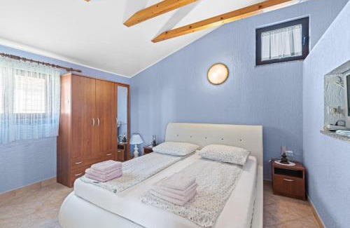 Brnobici Apartment | Inviting Casa Jelena: Family-Friendly Stay with Pool Access