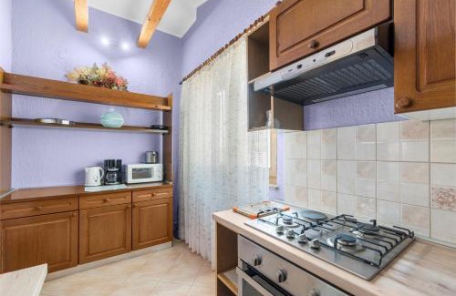 Brnobici Apartment | Inviting Casa Jelena: Family-Friendly Stay with Pool Access