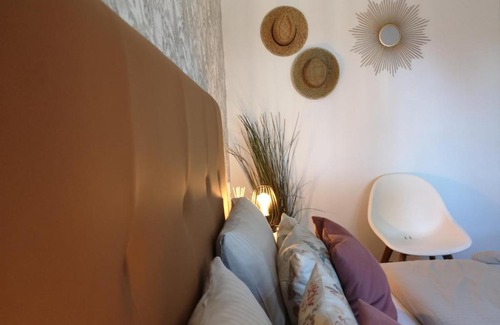 Ontinyent Bed & Breakfast | Fantastic Casa Jetizo: Pet-Friendly, Oceanfront Retreat