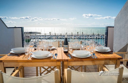 Sitges Ski Chalet | Casa Jetty: Oceanfront Retreat with Stunning Sea Views
