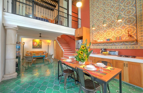 Centro House | Casa Jirafa: Premier Loft Retreat in Santa Lucia with Pool