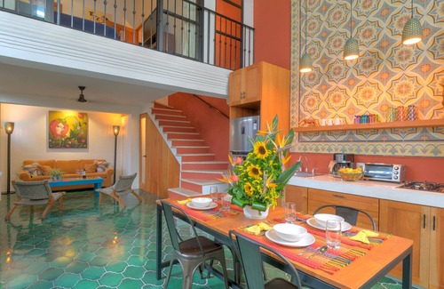 Centro House | Casa Jirafa: Premier Loft Retreat in Santa Lucia with Pool