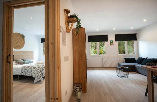 Sort Apartment | Top-Rated Retreat: Apartament Rural La Colomina with Hot Tub