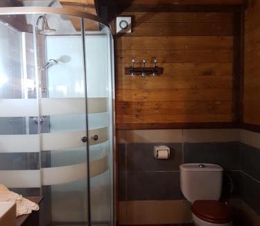 Unarre House | Pet-Friendly Retreat at Casa Joanet with Hot Tub Bliss