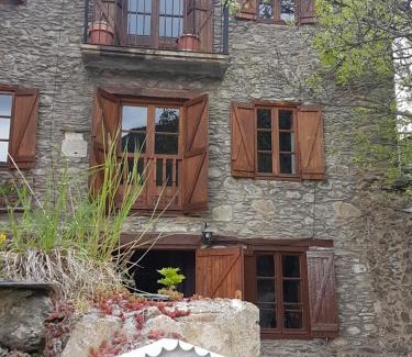 Unarre House | Pet-Friendly Retreat at Casa Joanet with Hot Tub Bliss