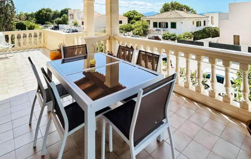 Urbanizacion Mont Ferrutx House | Artistic Retreat with Free WiFi and Family-Friendly Amenities