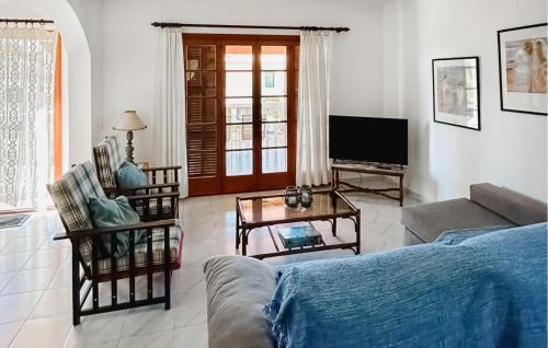 Urbanizacion Mont Ferrutx House | Artistic Retreat with Free WiFi and Family-Friendly Amenities