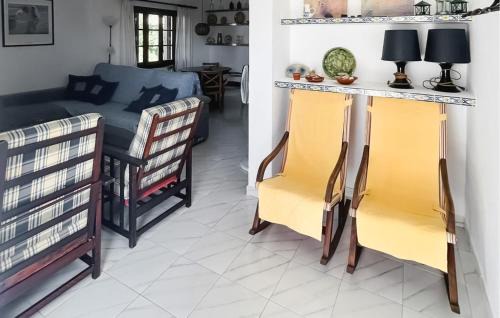 Urbanizacion Mont Ferrutx House | Artistic Retreat with Free WiFi and Family-Friendly Amenities