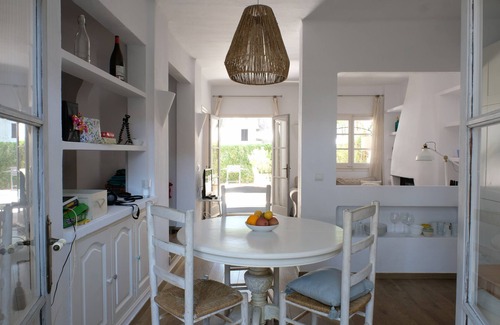 Pals Cottage | Casa Julia: Family-Friendly Cottage with Shared Pool
