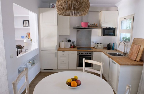 Pals Cottage | Casa Julia: Family-Friendly Cottage with Shared Pool