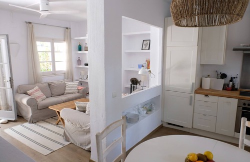 Pals Cottage | Casa Julia: Family-Friendly Cottage with Shared Pool