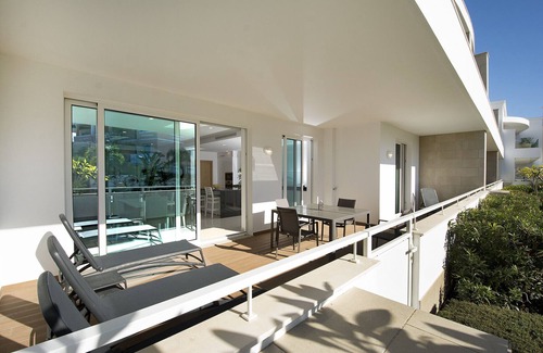 Lagos Apartment | Casa Julia: Beachside Retreat with Pool & Family-Friendly Perks
