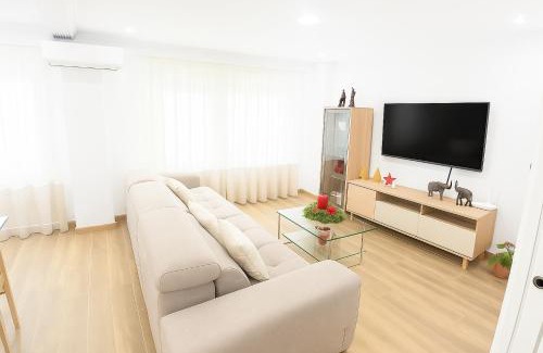 Elche Apartment | Casa Julita: Family-Friendly Retreat with Parking Options