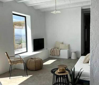 Iznajar House | Casa Juncares: Family-Friendly Retreat with Pool Access