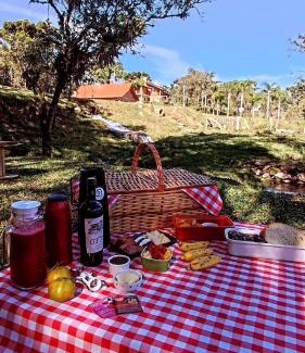 Campo Alegre Apartment | Discover Casa Kafka: Pet-Friendly Retreat with Hot Tub
