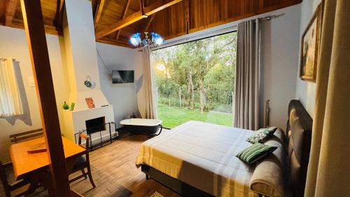 Campo Alegre Apartment | Discover Casa Kafka: Pet-Friendly Retreat with Hot Tub