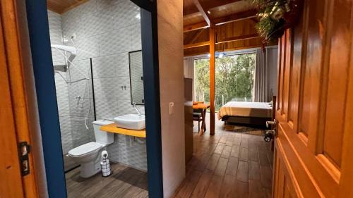 Campo Alegre Apartment | Discover Casa Kafka: Pet-Friendly Retreat with Hot Tub